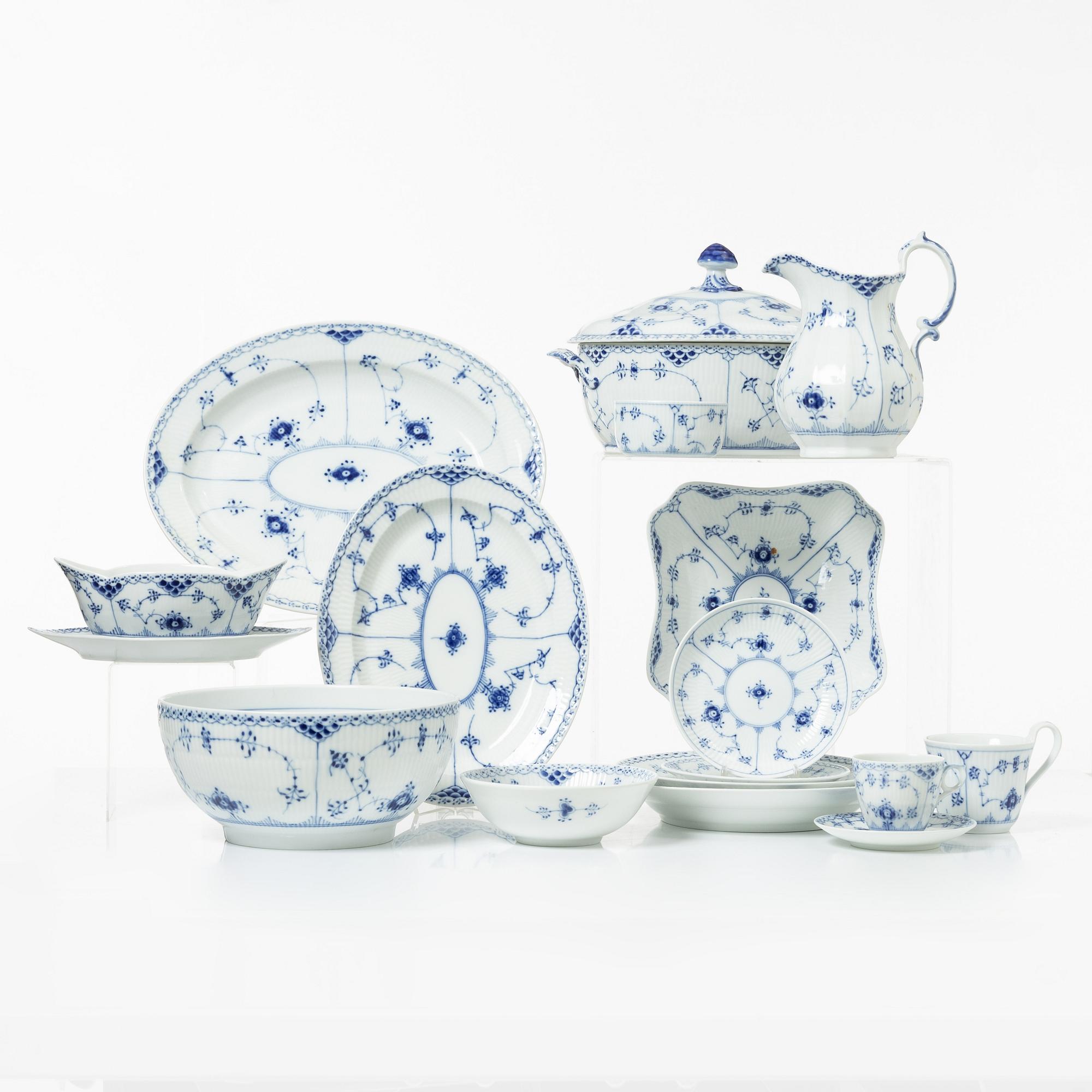 Royal Copenhagen, Service 82 pieces, Musselmalet, half lace.