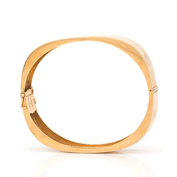 An 18K gold bracelet.