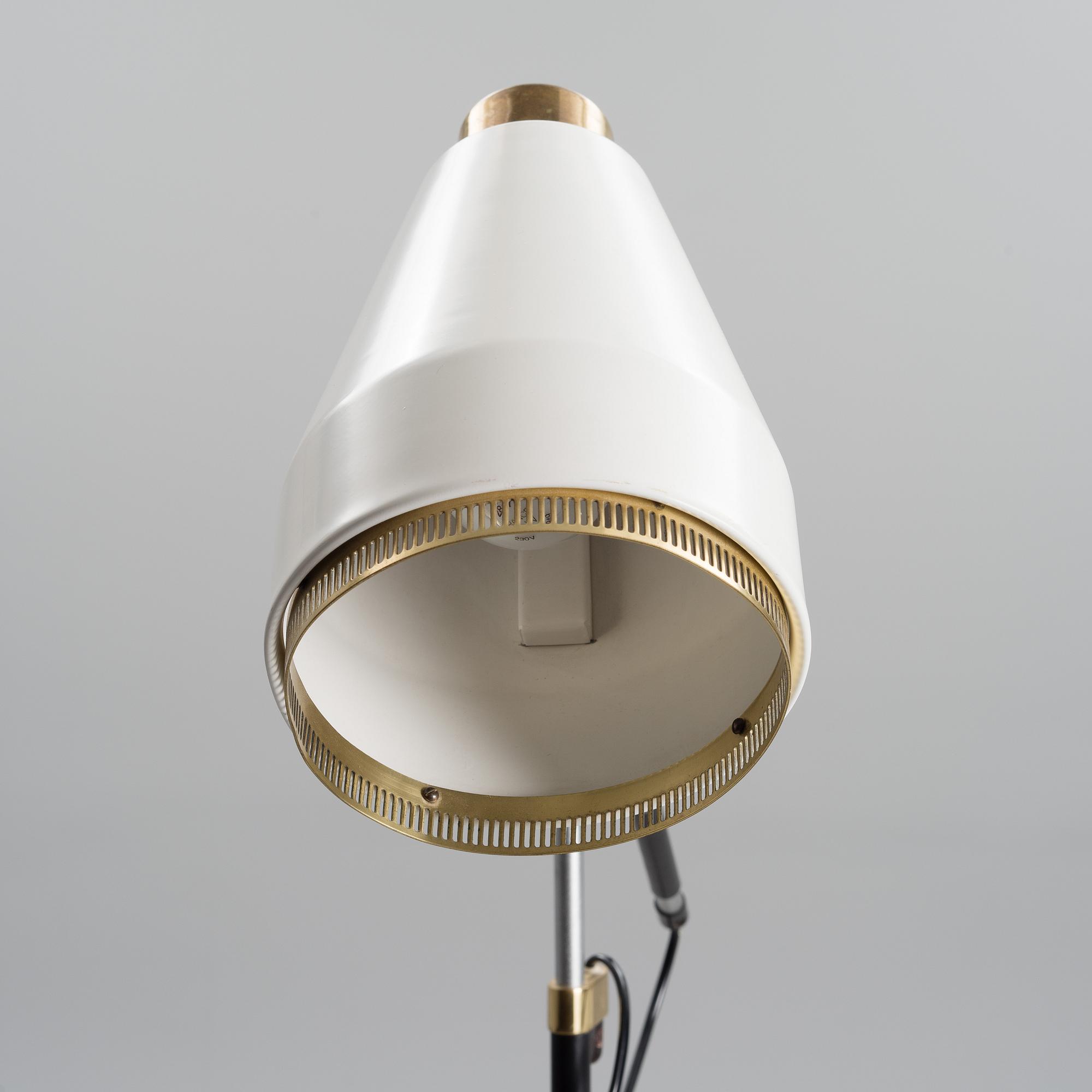 VILJO HIRVONEN, GOLVLAMPA, H 801. Stämplad Valaistustyö, H 801. 1970-talets förstahälft.