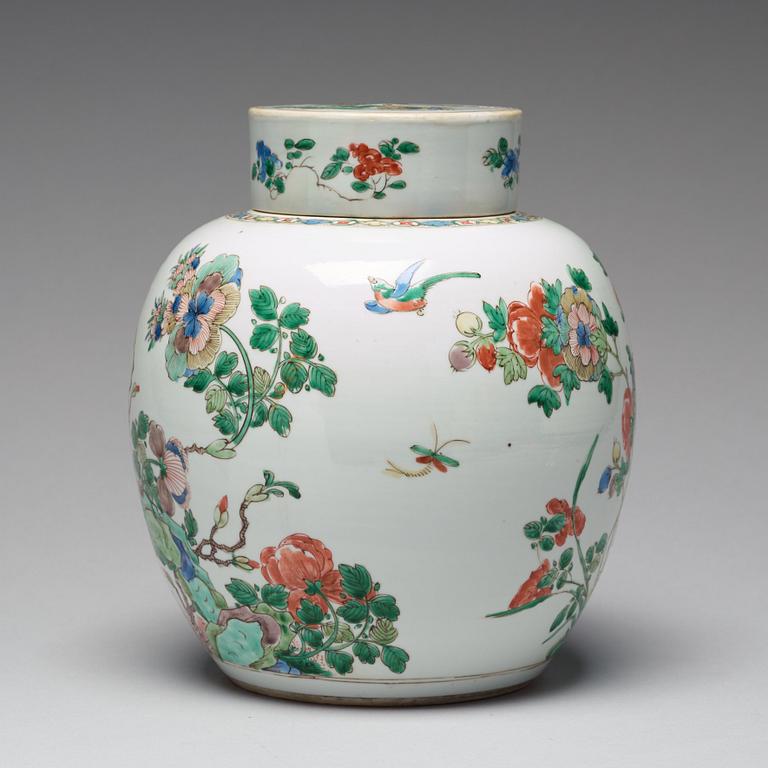 KRUKA med LOCK, porslin. Qingdynastin, Kangxi (1662-1722).