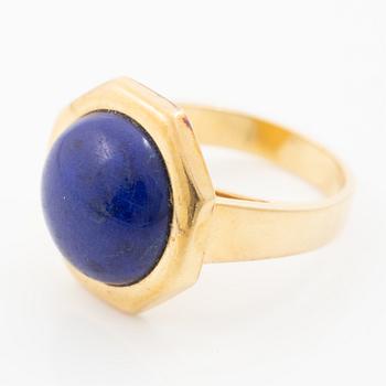 18K gold ring with lapis lazuli.