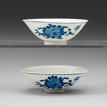 553. A pair of blue and white bowls, Qing dynasty, with Guangxus six character mark and of the period (1875-1908).