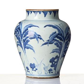 A blue and white transition vase, 17th century.