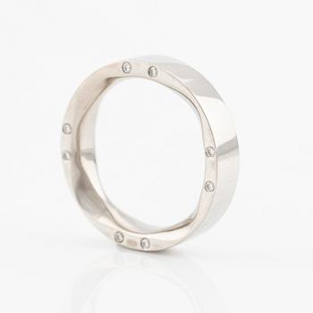 Ring 18K vitguld med runda briljantslipade diamanter.