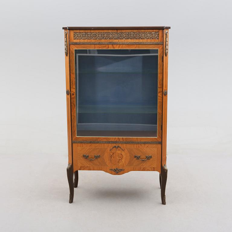 VITRINSKÅP, 1900-talets mitt.