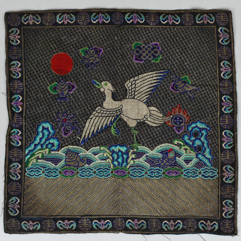 RANGMÄRKEN, 8 st., siden, s.k. Buzis. Ca 28-33 x 29,5-33,5 cm vardera. Kina omkring 1900.