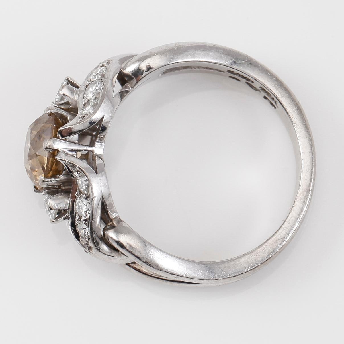 RING, 18K vitguld, gammalslipad diamant ca 1.50 ct, 14 mindre diamanter tot ca 0.40 ct, svenska stämplar.