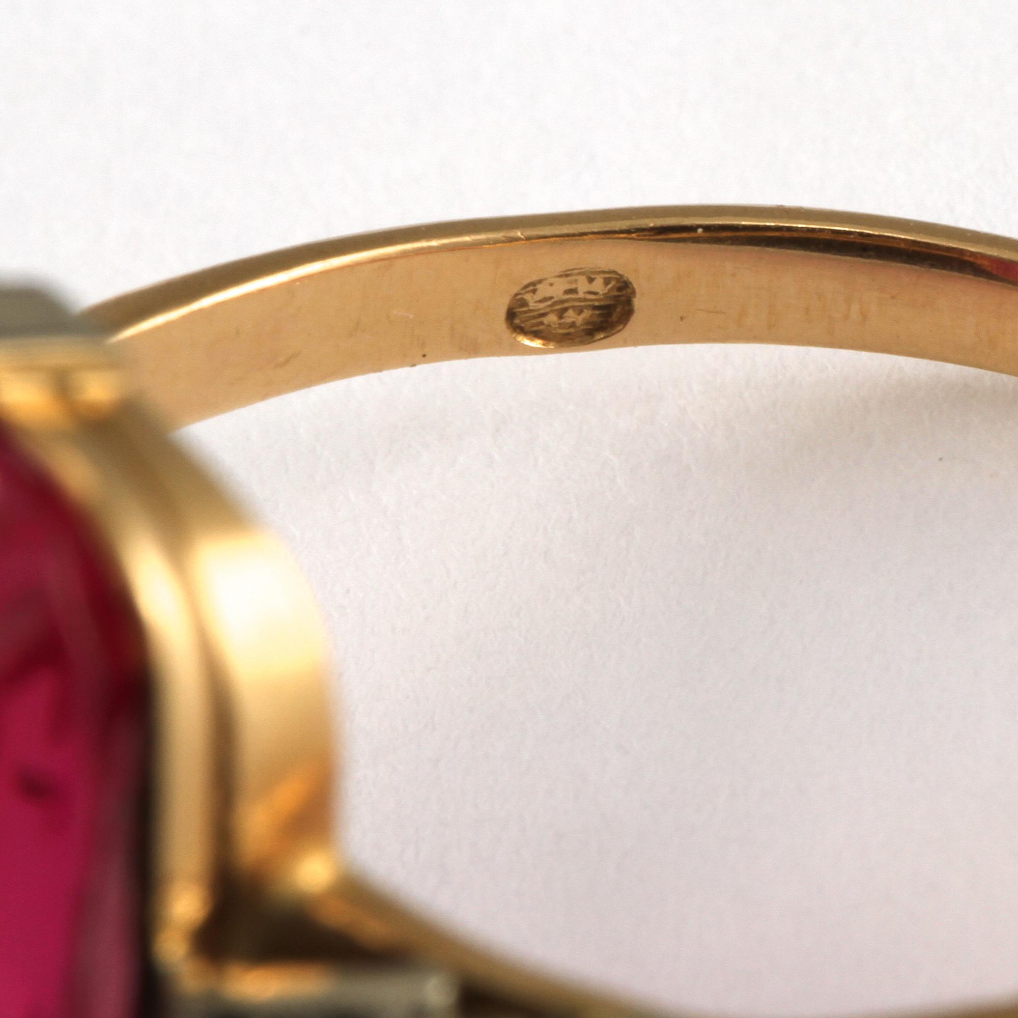 RING, 18k guld med 2 fasettslipade små diamanter samt antikslipad syntetisk rosa safir. Vikt 5 g.