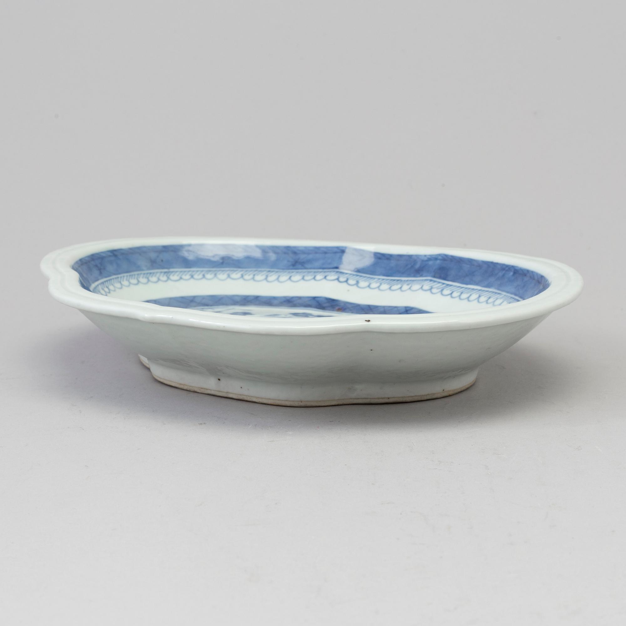 A blue and white serving dish, Qing dynasty, 19th Century.