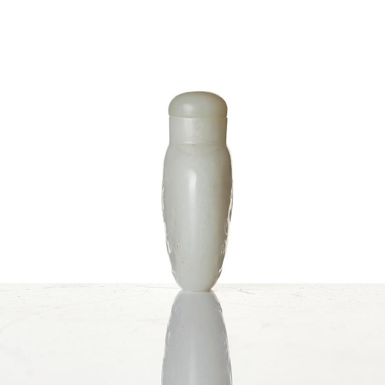 A white nephrite snuff bottle with stopper, Qing dynasty (1644-1912).