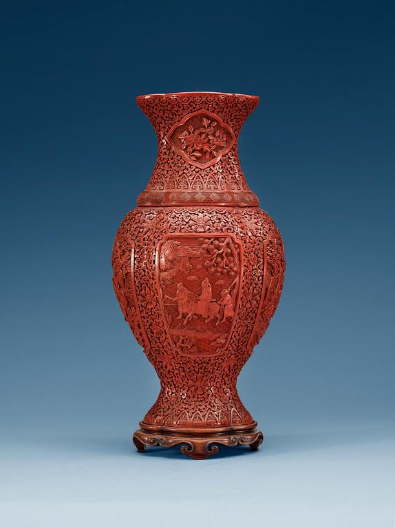 A red lacquer vase, Qing dynasty.