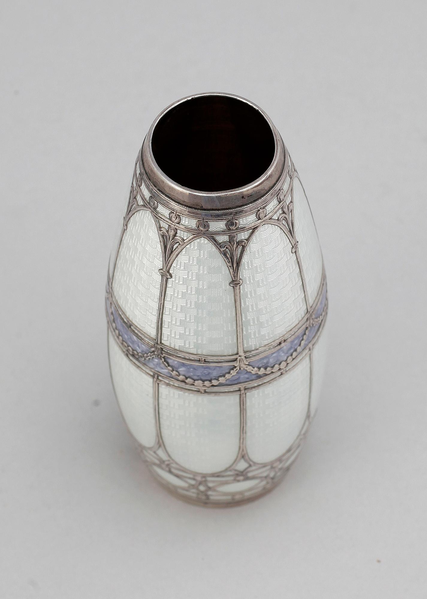 VAS, silver samt emalj, Europa, 1800/1900-tal. Totalvikt 130 g.