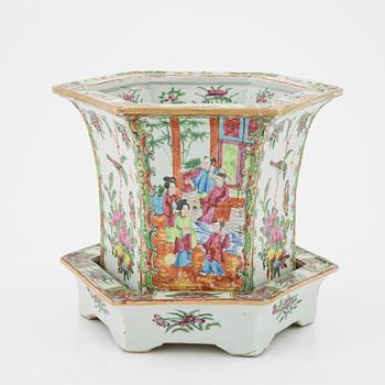 A famille rose Canton flower pot with stand, Qingdynasty, 19th Century.