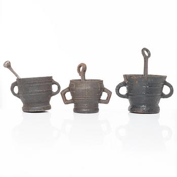 Mortlar med pistiller, tre stycken, 1600- / 1700-tal.
