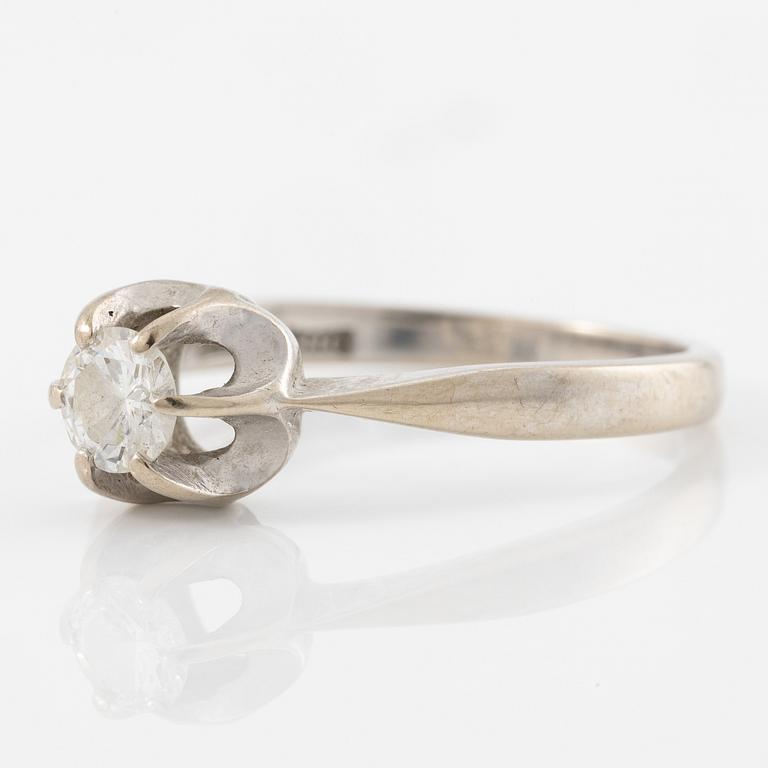 Ring in 18K white gold set with a brilliant-cut diamond.