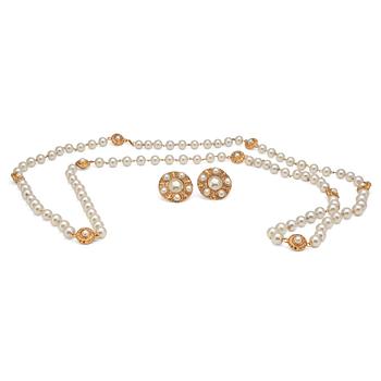 421. CHANEL, necklace and earclips.