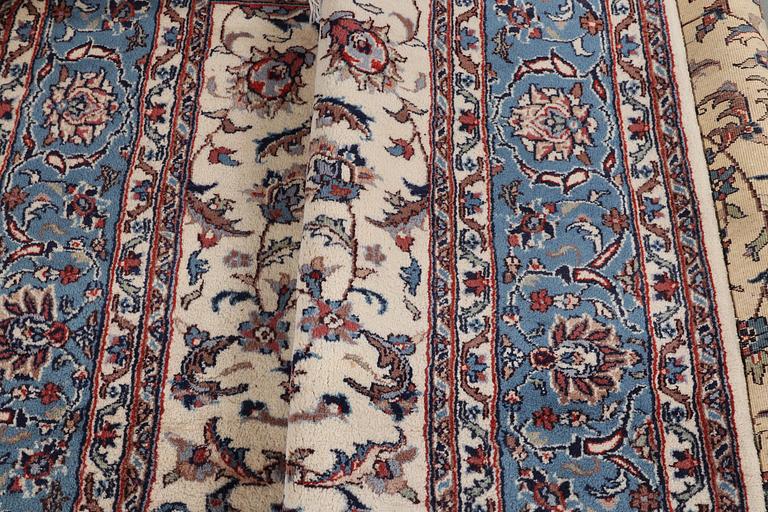 A carpet, Kashan, ca 314 x 237 cm.