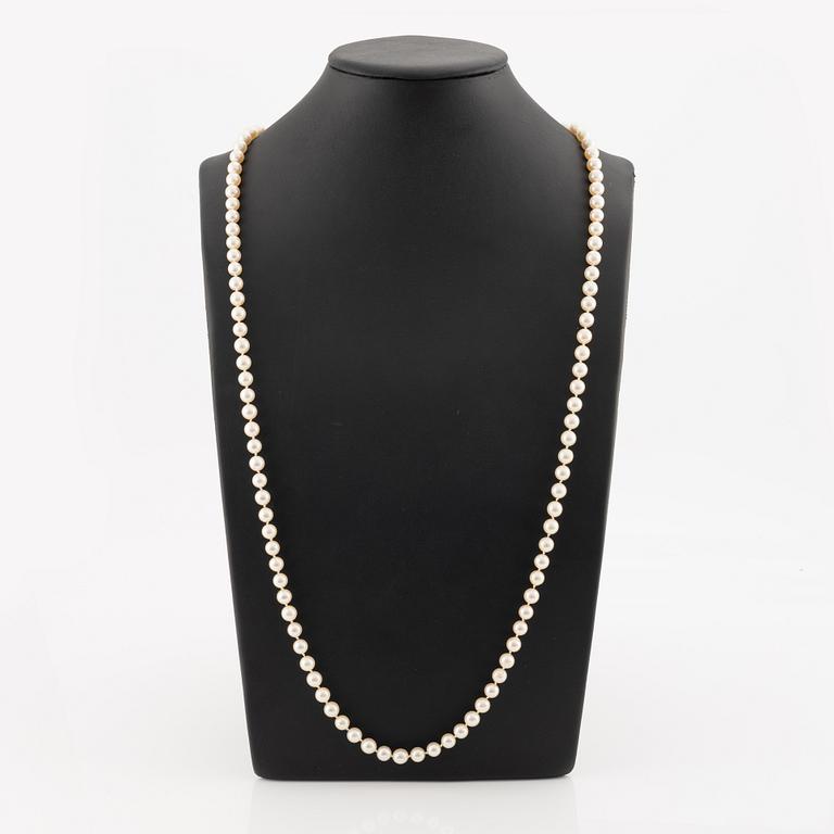 Necklace with cultured pearls, clasp in 18K gold with octagon-cut diamonds.