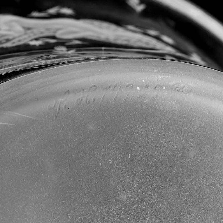 Edward Hald, An engraved Orrefors glass bowl with stand, first half of 20th Century.
