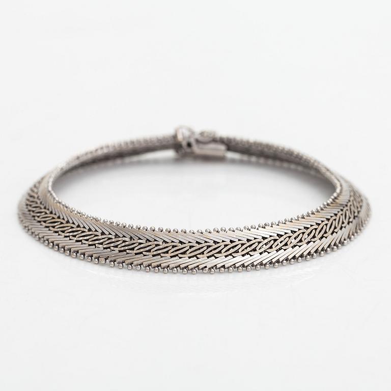 A 14K whitegold bracelet, Finnish importmarks Turun Kultaseppä Oy 1974.