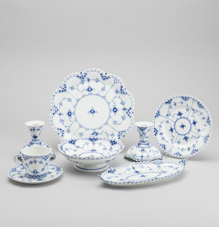 DINNERWARE, 16 pieces, "Musslemalet", Royal Copenhagen.
