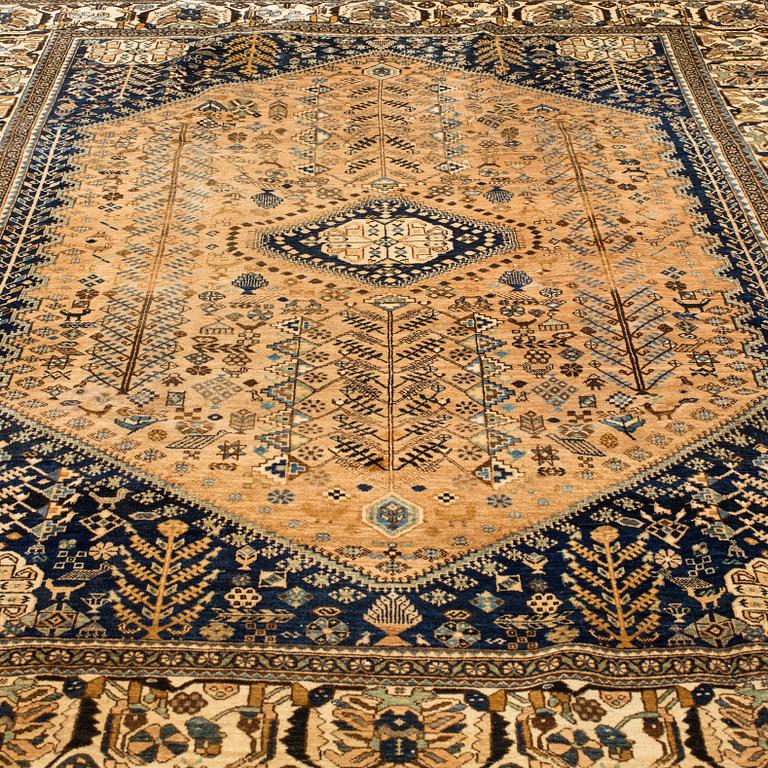 A CARPET, semi-antique Abadeh, around 293 x 200 cm.