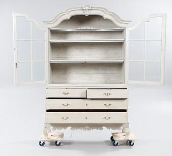 VITRINSKÅP, delvis rokoko, 1700-tal.