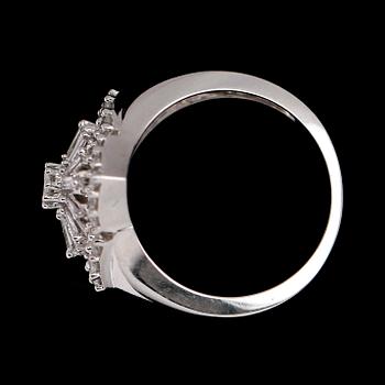 RING, 10 k vitguld, briljant- och baguettslipade diamanter tot 0.65 ct.