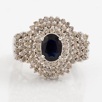 Ring, 14K vitguld med mörk safir och briljantslipade diamanter.