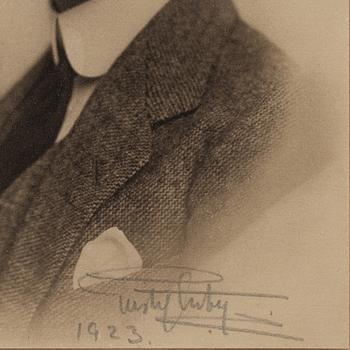 Kungligt fotografi, arvprins Gustaf (VI) Adolf, egenhändigt signerat och daterat 1923, i krönt ram.