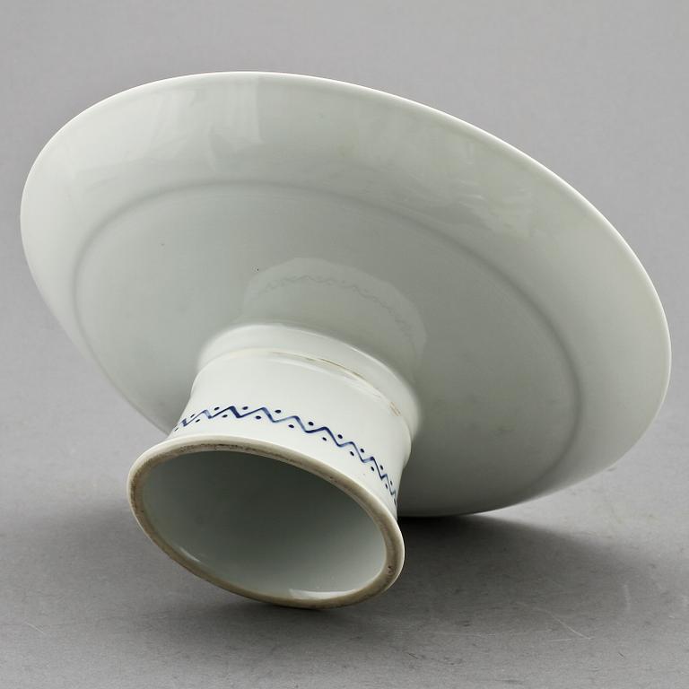 TALLRIKAR, 14 st, samt FAT, porslin, 1900-tal.