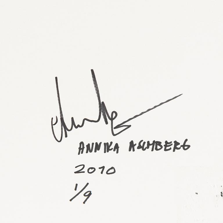 ANNIKA ASCHBERG, c-print, signerad 1/9 och daterad 2010 a tergo.