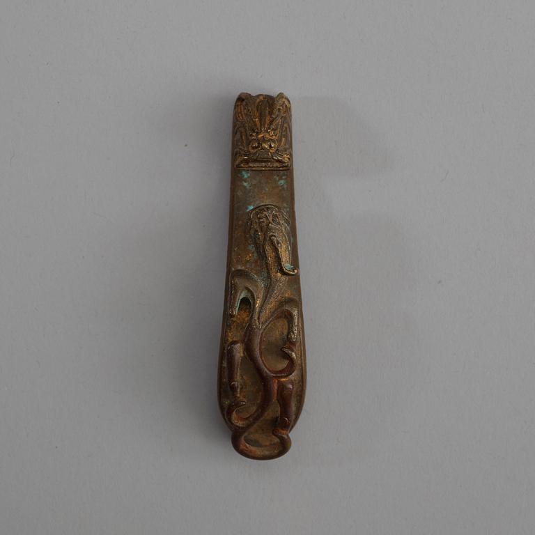 BÄLTESSPÄNNE, förgylld brons. Troligen Han dynastin (206 f.Kr-220).
