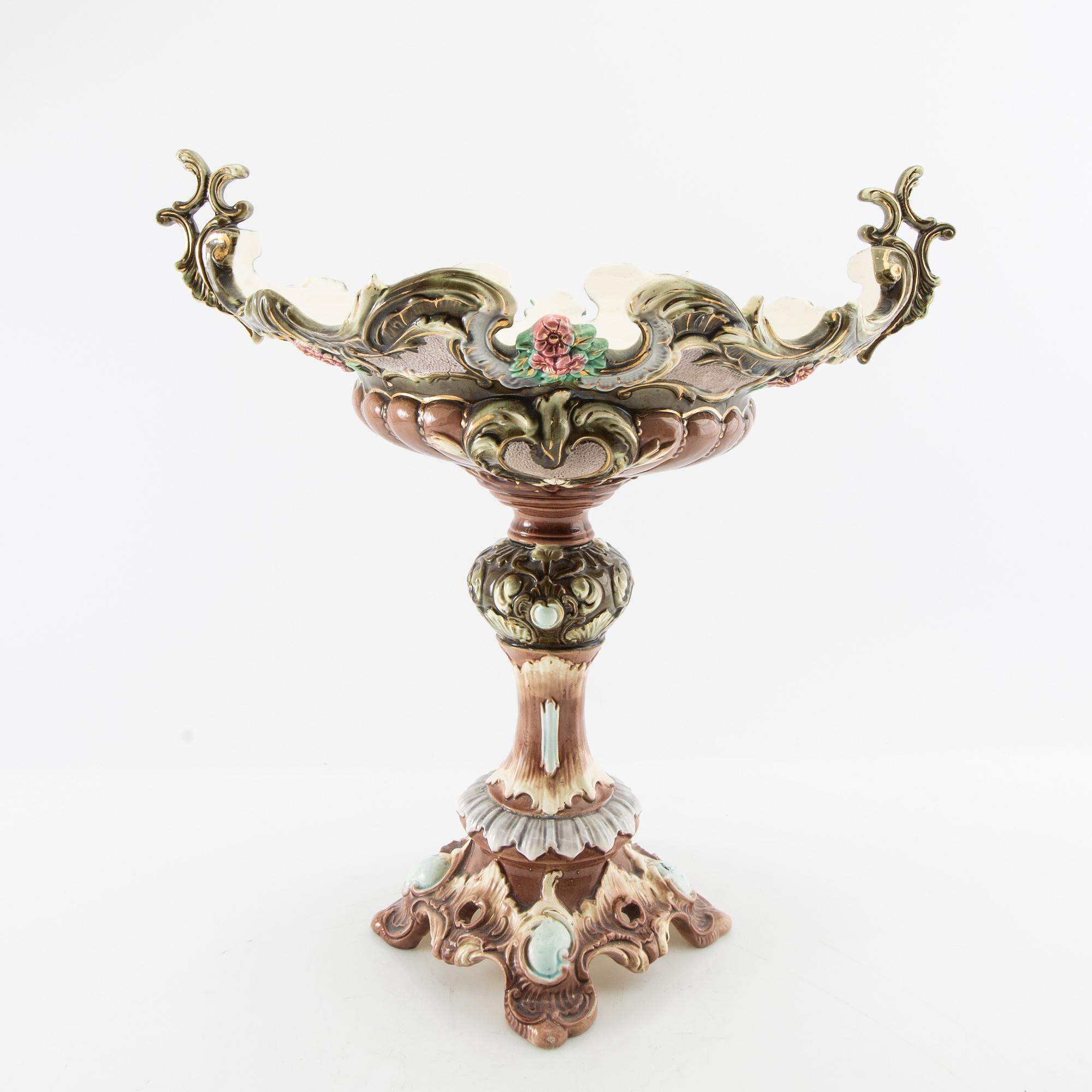 Footed bowl, majolica, circa 1900.