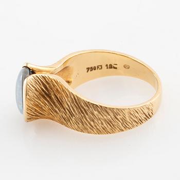 Ring 18K gold with an opal triplet.