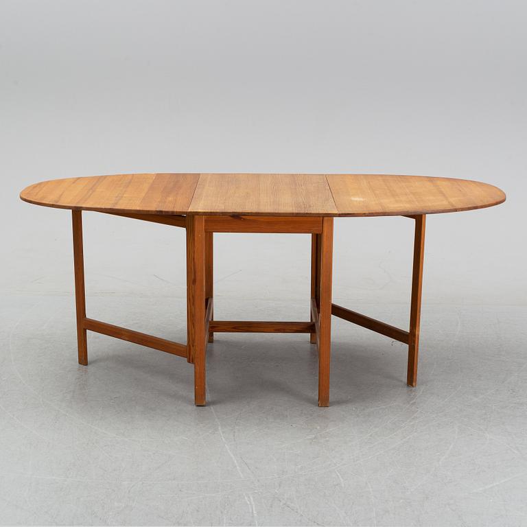 A pine gate leg table, end of the 20th Century.