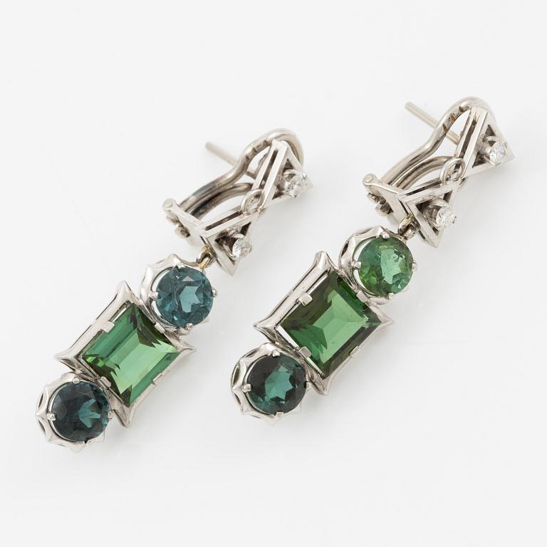 A pair of earrings in 18K white gold with tourmalines and round brilliant-cut diamonds.