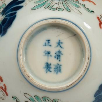 Two wucai bowls, Qing dynasty (1644-1912) with Yongzhengs six charcter mark.