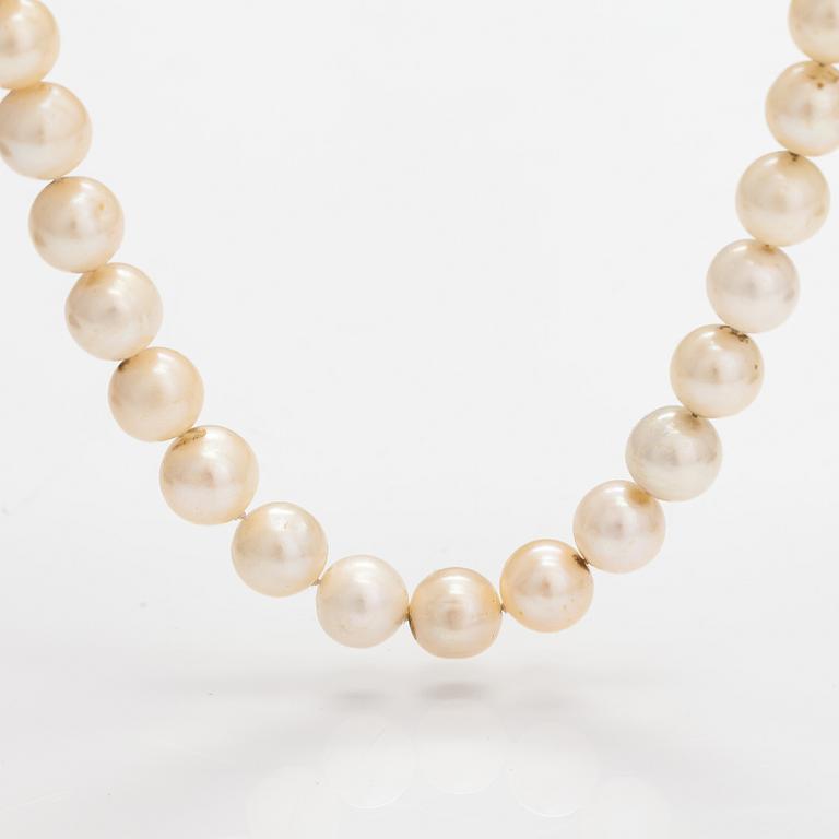 A pearl collier with cultured pearls and 14K white gold clasp.