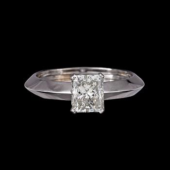 281. RING, radiant cut diamant, ca 1.54 ct.