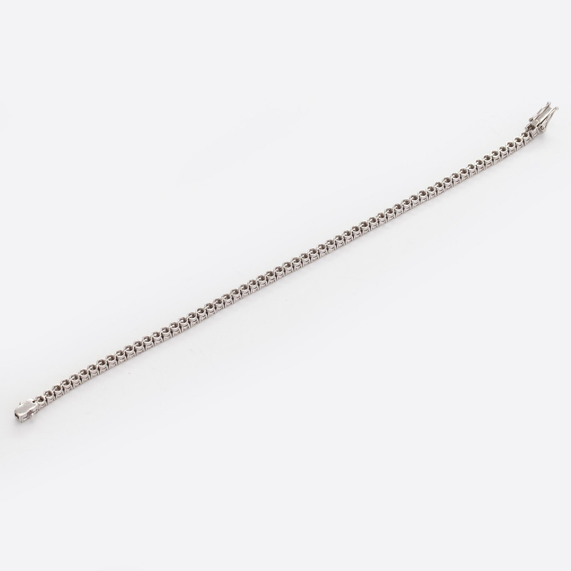 Tennisarmband, 18K vitguld, med briljantslipade diamanter.