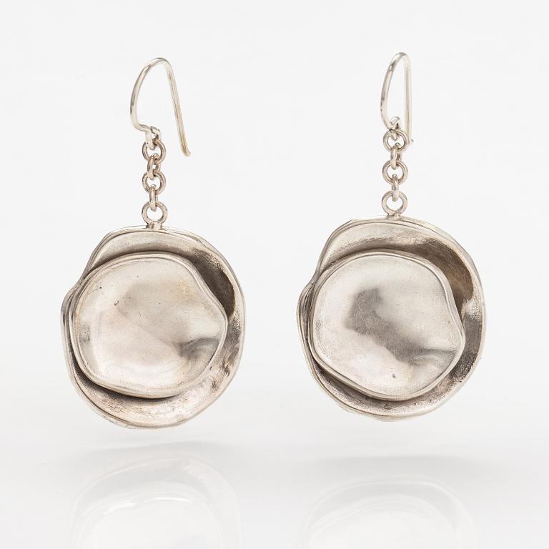 Liisa Vitali, Örhängen "Gardenia", sterlingsilver. Kultakeskus, Tavastehus.