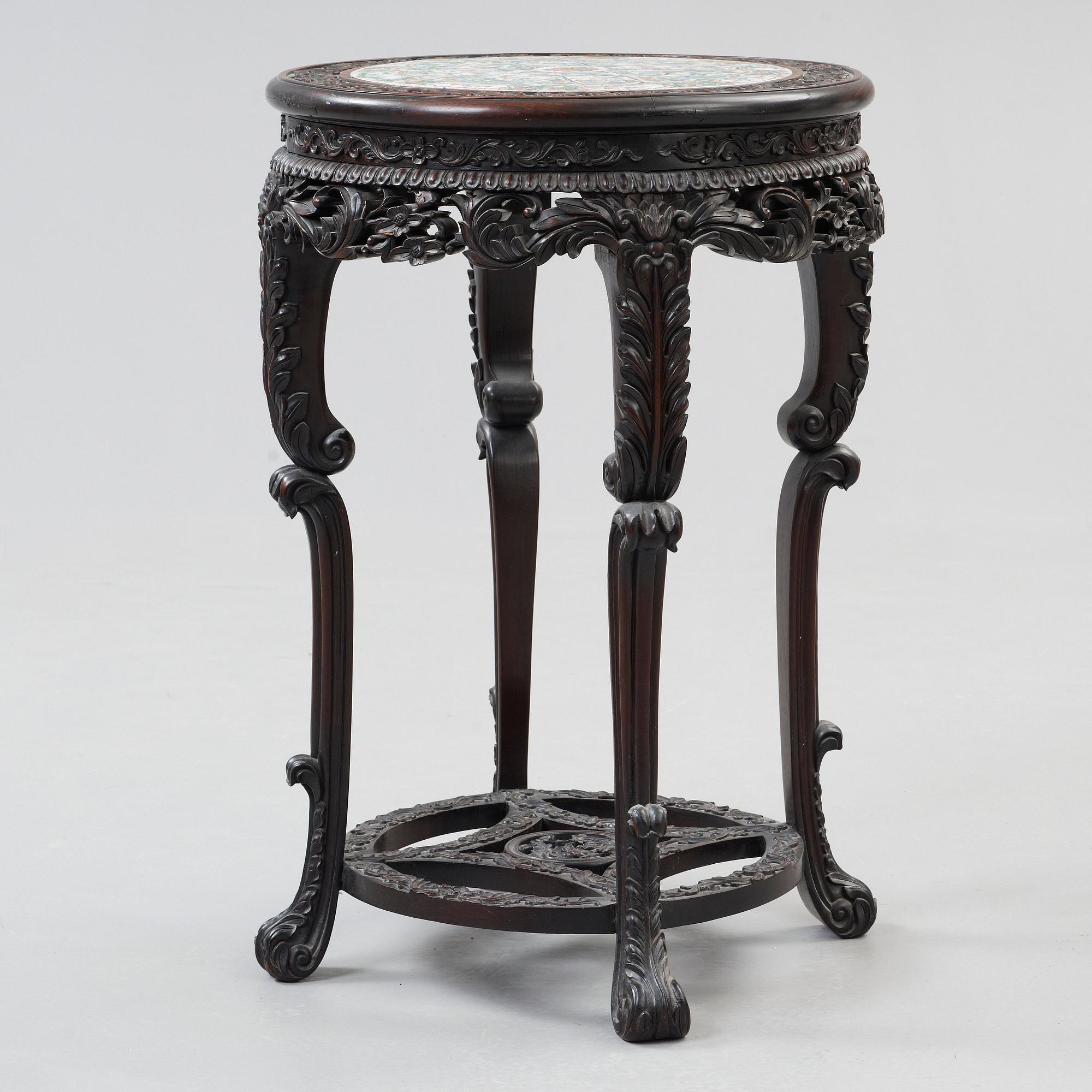 A hardwood and porcelain plaquette in famille verte  table, Qing dynasty 19th century.