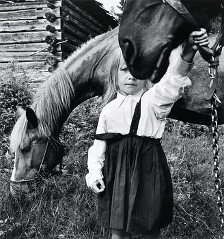 217. Ismo Hölttö, "ZIGENARFLICKA MED HÄSTAR".