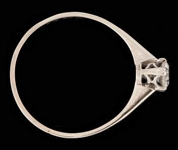 RING, 18 k vitguld med briljantslipad diamant 0.31 ct enligt gravyr.