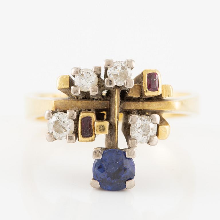 Ring, 18K guld med safir, gammal- och briljantslipade diamanter och rubiner.