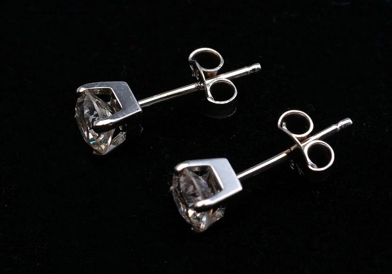 A PAIR OF EARRINGS, brilliant cut diamonds c. 1.15 ct. 18K white gold, weight 1,5 g.