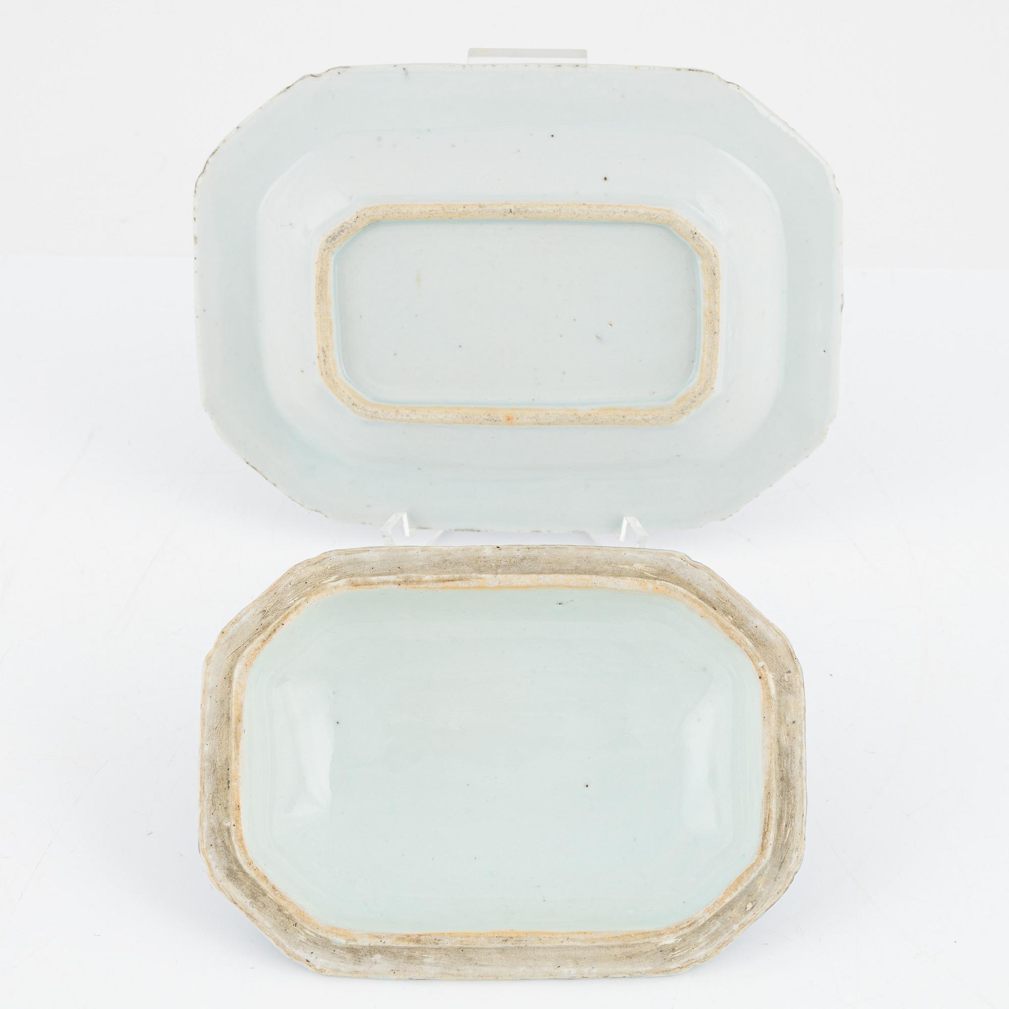 A Chinese blue and white porcelain butter terrine with lid and dish, Qing Dynasty, Qianlong (1736-1795).