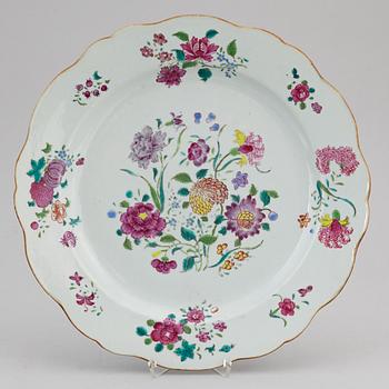 A famille rose serving dish, Qing dynasty, Qianlong (1736-95).