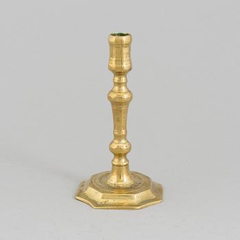 AN 18TH CENTURY CANDLSTICK.